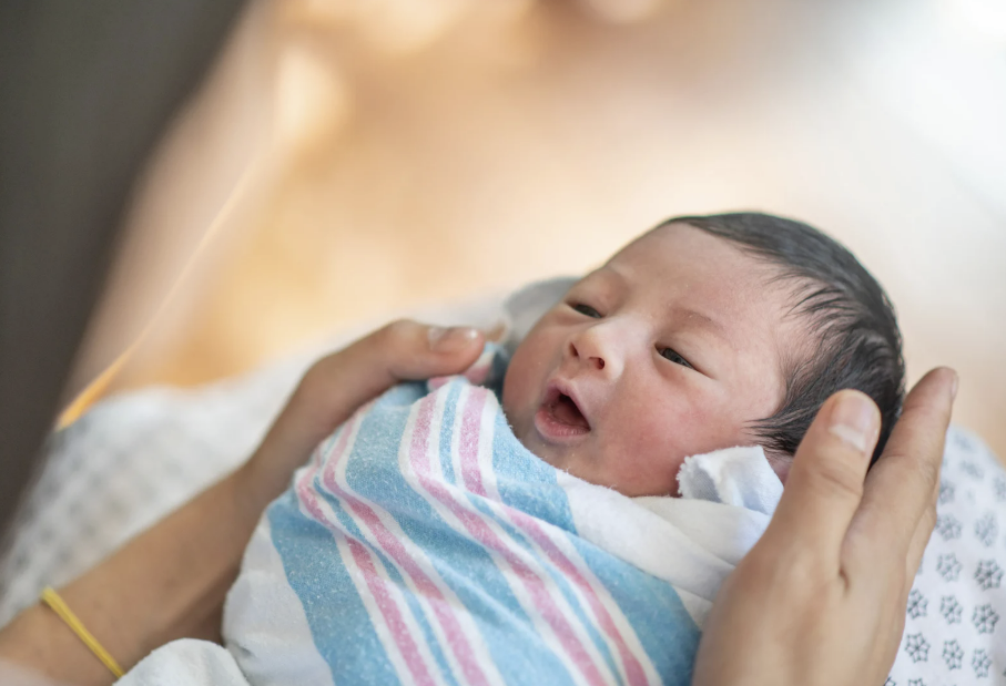 perkembangan attachment anak, secure attachment, bonding dengan anak, cara membangun ikatan emosional, parenting anak usia dini, Bunda, si Kecil